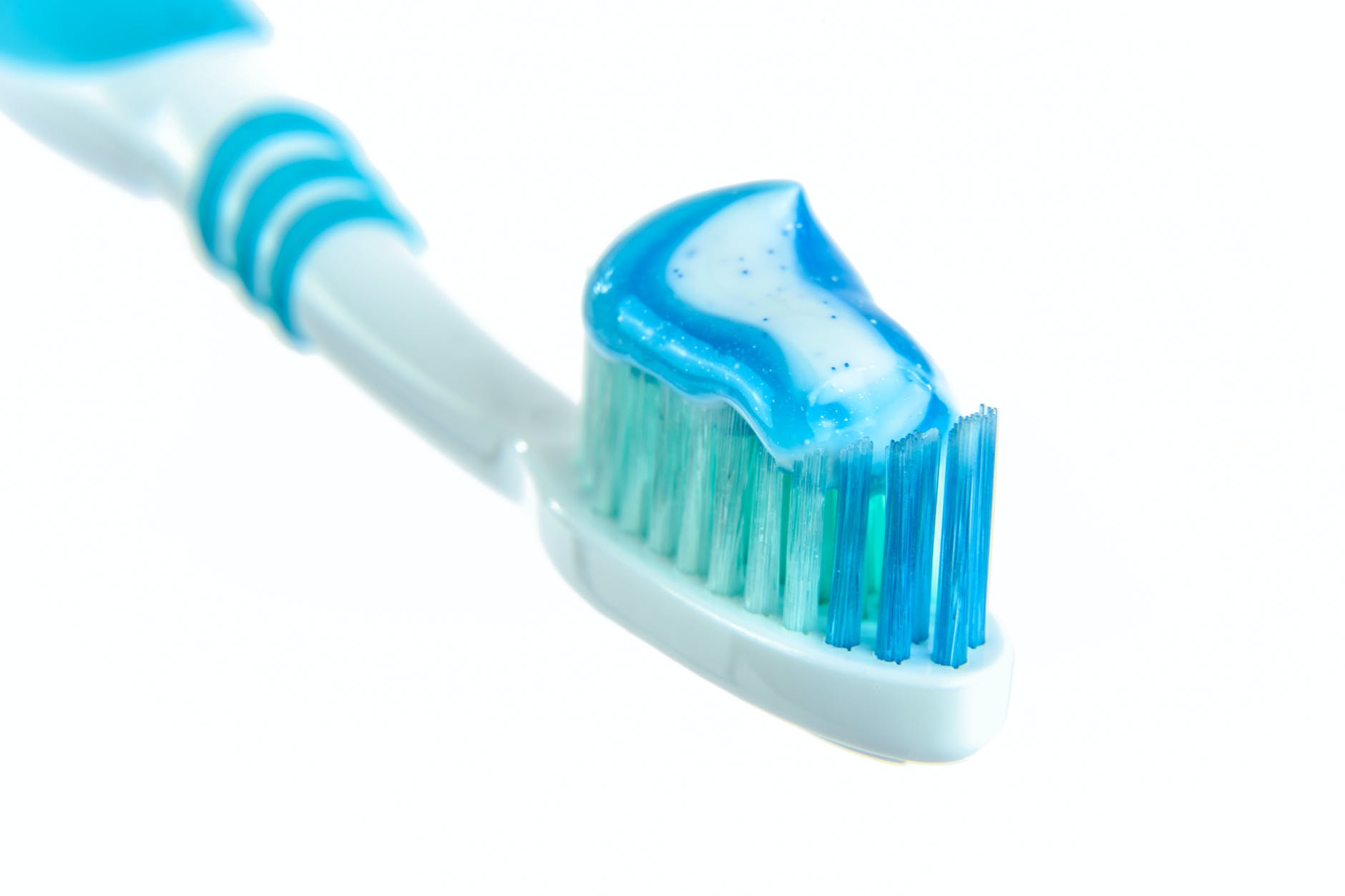 (When) Do you wet your toothbrush before brushing?